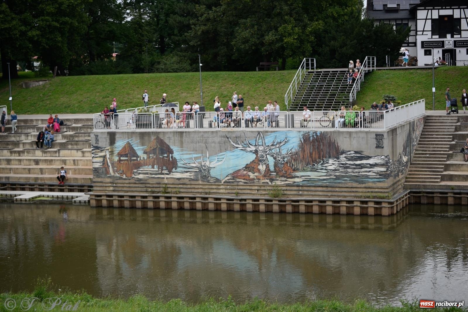 Zdjęcie w galerii na portalu naszraciborz.pl: Od foxtrota do musicalu - letni koncert na bulwarach wiadomości z regionu