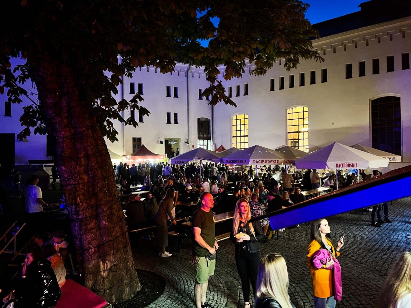 Zdjęcie w galerii na portalu naszraciborz.pl: Full MooN na Piasku - zamek jak dyskoteka wiadomości z regionu