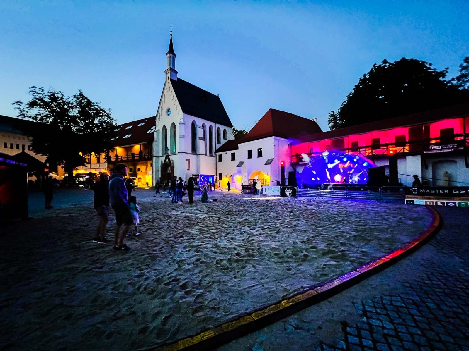 Zdjęcie w galerii na portalu naszraciborz.pl: Full MooN na Piasku - zamek jak dyskoteka wiadomości z regionu