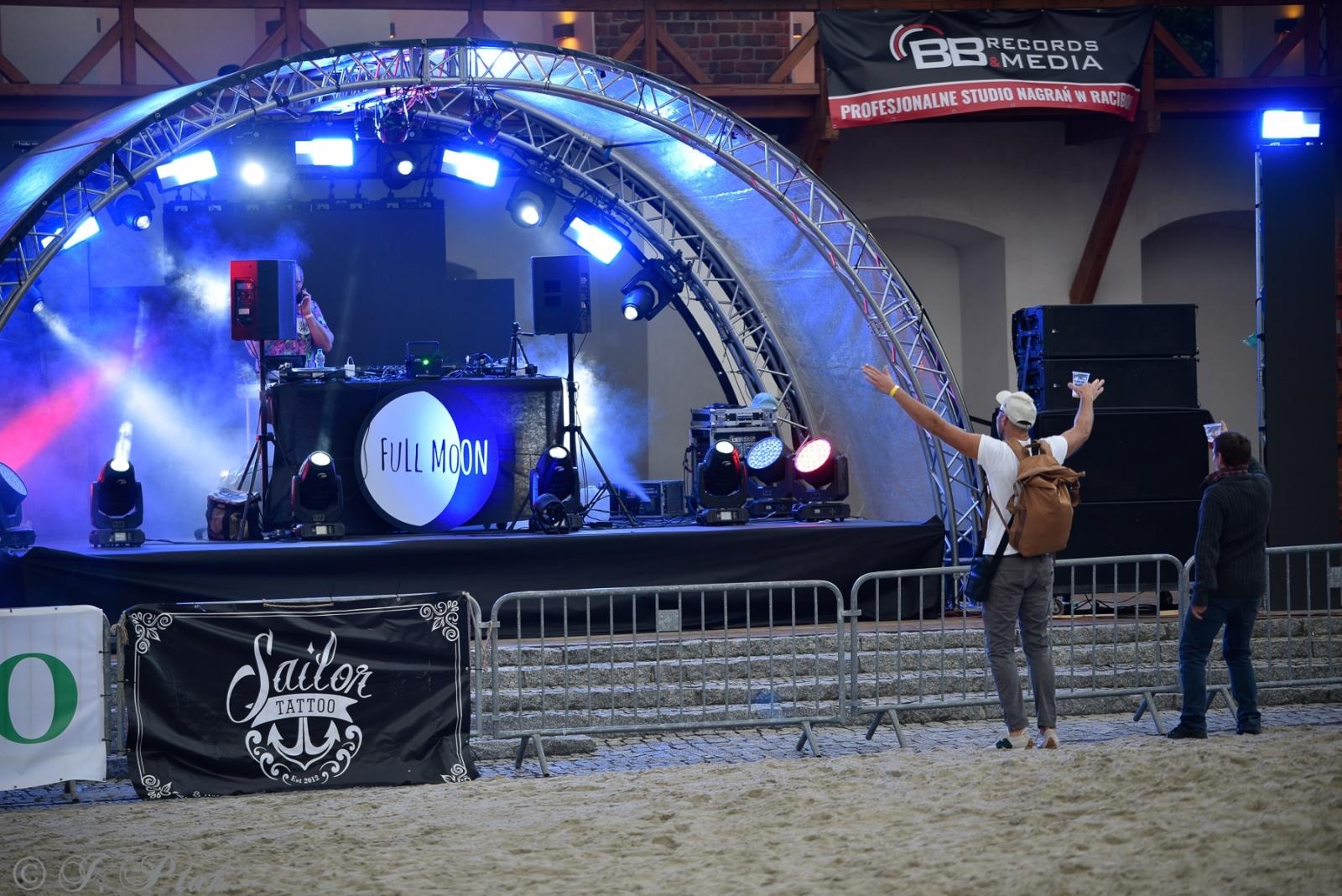 Zdjęcie w galerii na portalu naszraciborz.pl: Full MooN na Piasku - zamek jak dyskoteka wiadomości z regionu