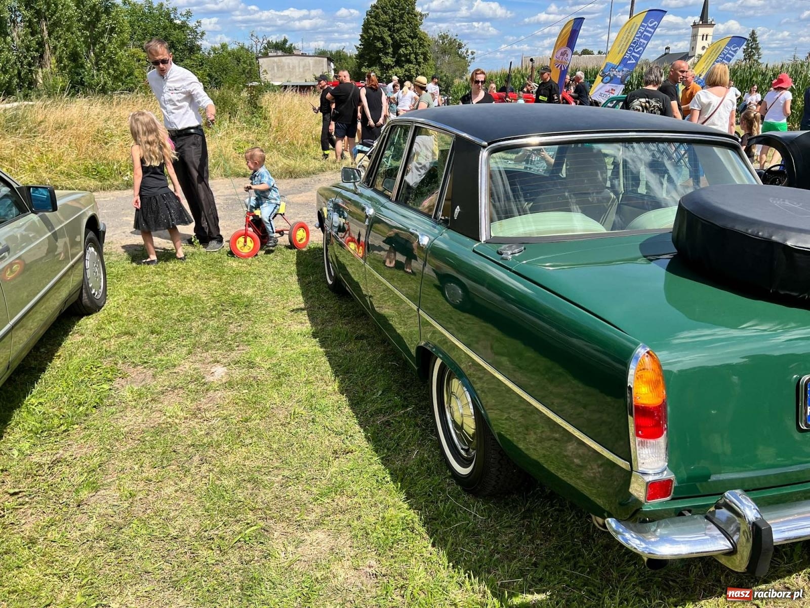 Zdjęcie w galerii na portalu naszraciborz.pl: Frekwencja przerosła najśmielsze oczekiwania - oldtimery zjechały do Sławikowa [FOTO i WIDEO] wiadomości z regionu