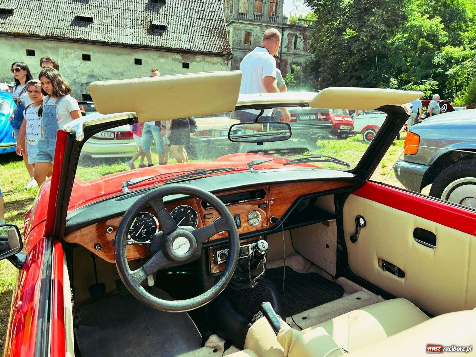 Zdjęcie w galerii na portalu naszraciborz.pl: Frekwencja przerosła najśmielsze oczekiwania - oldtimery zjechały do Sławikowa [FOTO i WIDEO] wiadomości z regionu