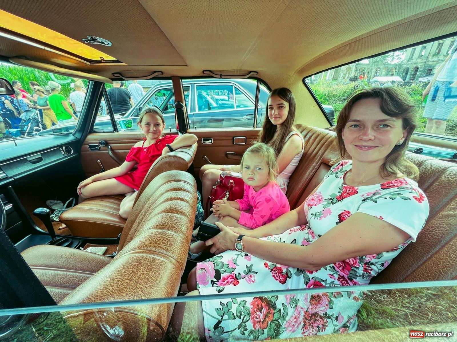 Zdjęcie w galerii na portalu naszraciborz.pl: Frekwencja przerosła najśmielsze oczekiwania - oldtimery zjechały do Sławikowa [FOTO i WIDEO] wiadomości z regionu
