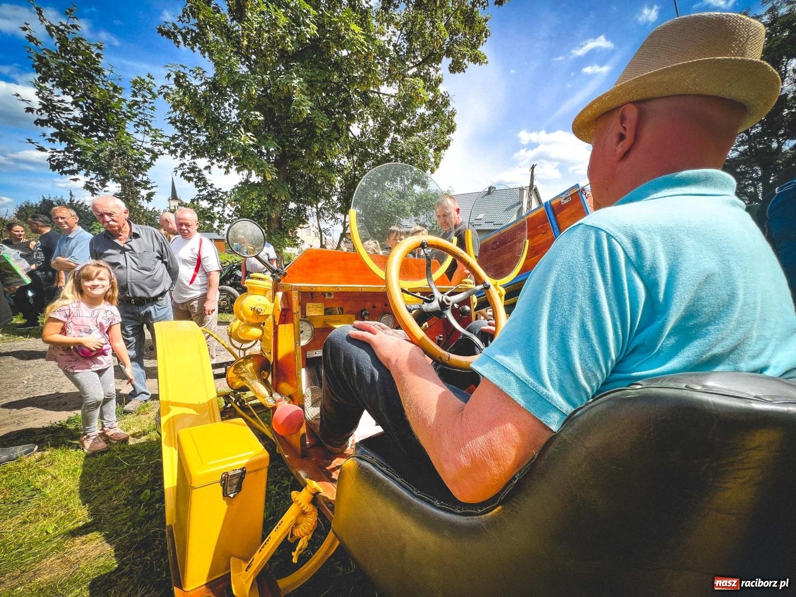 Zdjęcie w galerii na portalu naszraciborz.pl: Frekwencja przerosła najśmielsze oczekiwania - oldtimery zjechały do Sławikowa [FOTO i WIDEO] wiadomości z regionu
