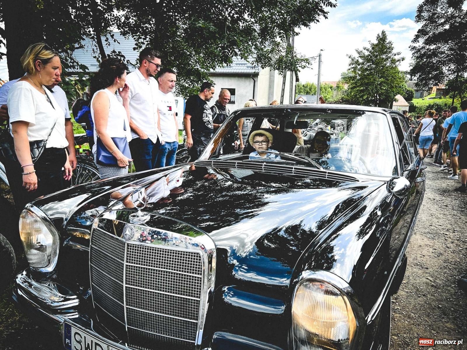 Zdjęcie w galerii na portalu naszraciborz.pl: Frekwencja przerosła najśmielsze oczekiwania - oldtimery zjechały do Sławikowa [FOTO i WIDEO] wiadomości z regionu