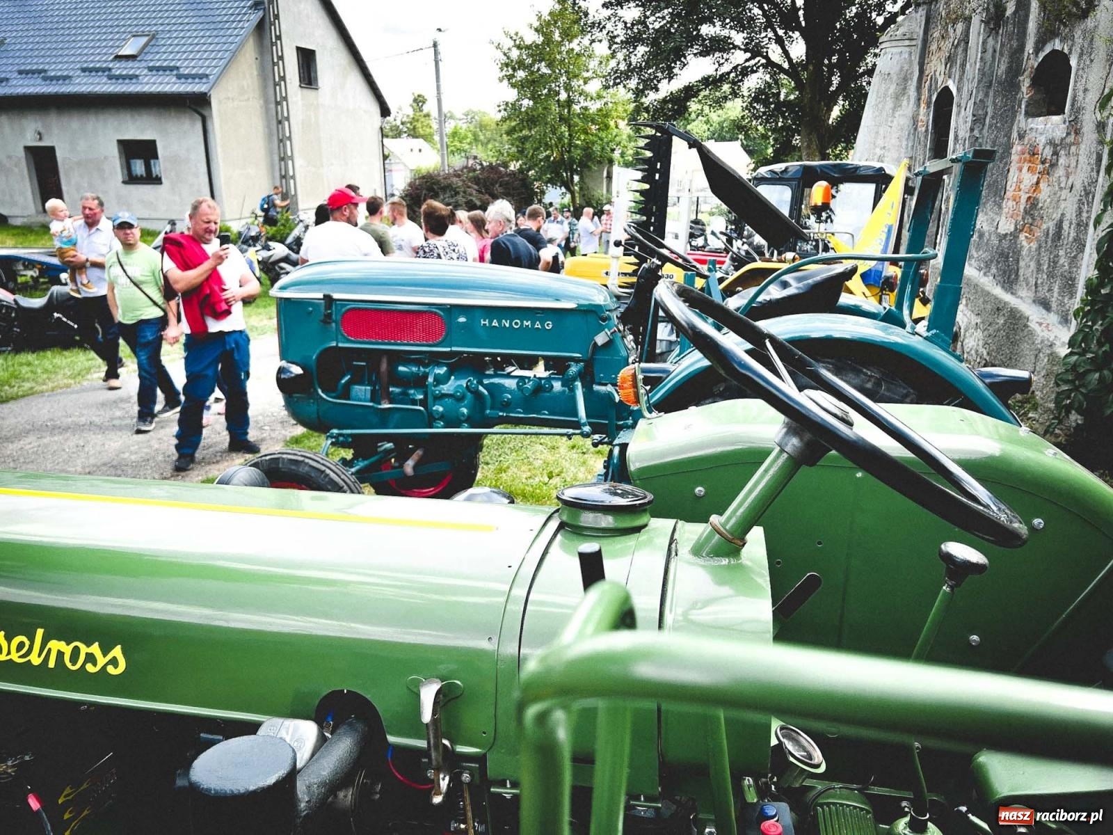 Zdjęcie w galerii na portalu naszraciborz.pl: Frekwencja przerosła najśmielsze oczekiwania - oldtimery zjechały do Sławikowa [FOTO i WIDEO] wiadomości z regionu