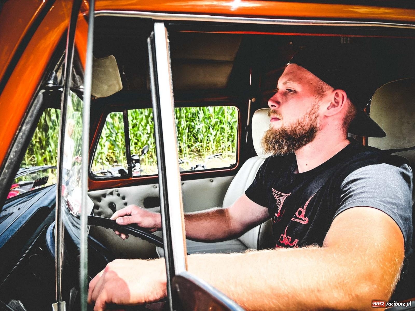 Zdjęcie w galerii na portalu naszraciborz.pl: Frekwencja przerosła najśmielsze oczekiwania - oldtimery zjechały do Sławikowa [FOTO i WIDEO] wiadomości z regionu