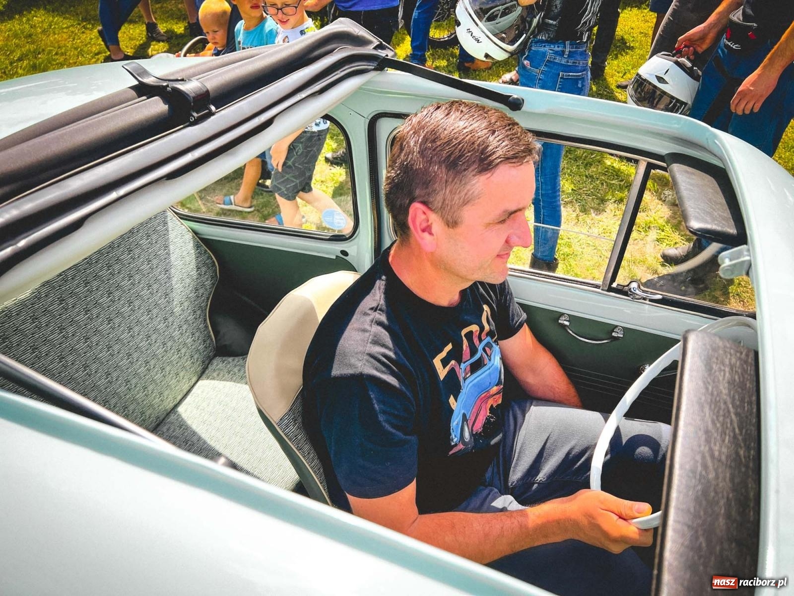 Zdjęcie w galerii na portalu naszraciborz.pl: Frekwencja przerosła najśmielsze oczekiwania - oldtimery zjechały do Sławikowa [FOTO i WIDEO] wiadomości z regionu