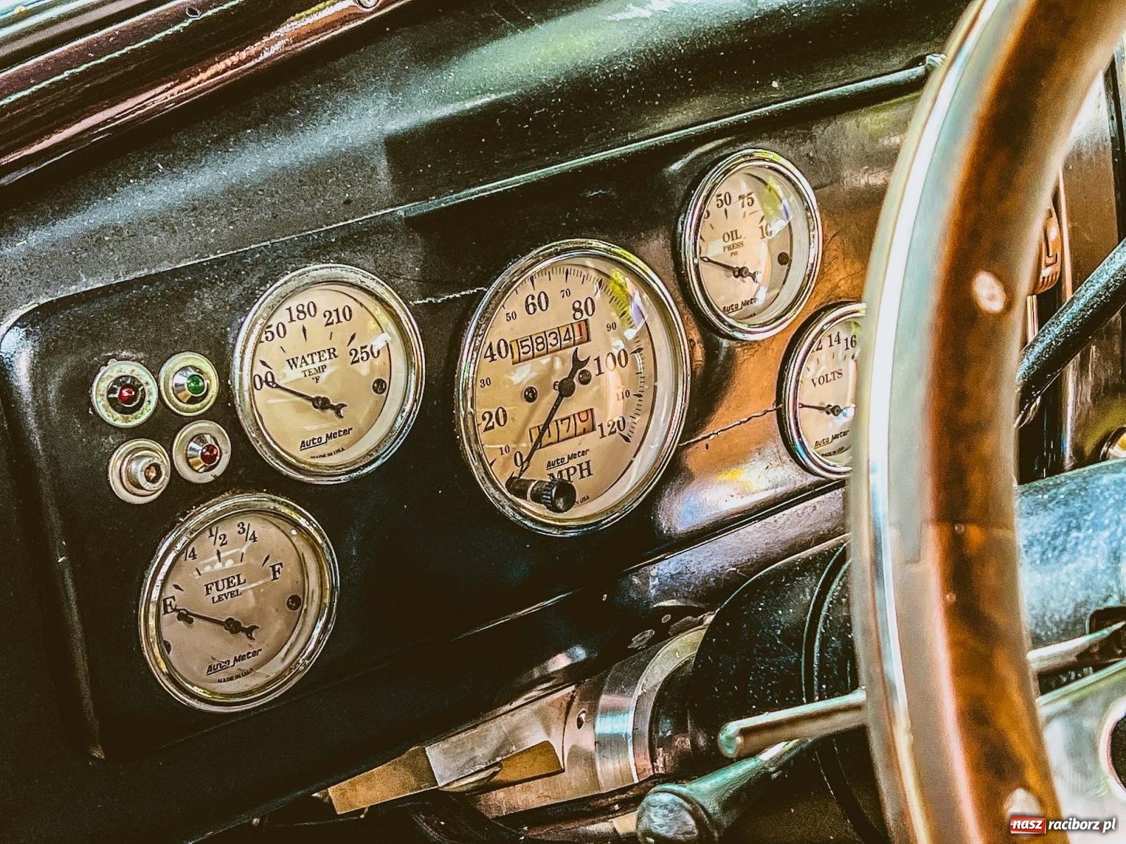 Zdjęcie w galerii na portalu naszraciborz.pl: Frekwencja przerosła najśmielsze oczekiwania - oldtimery zjechały do Sławikowa [FOTO i WIDEO] wiadomości z regionu