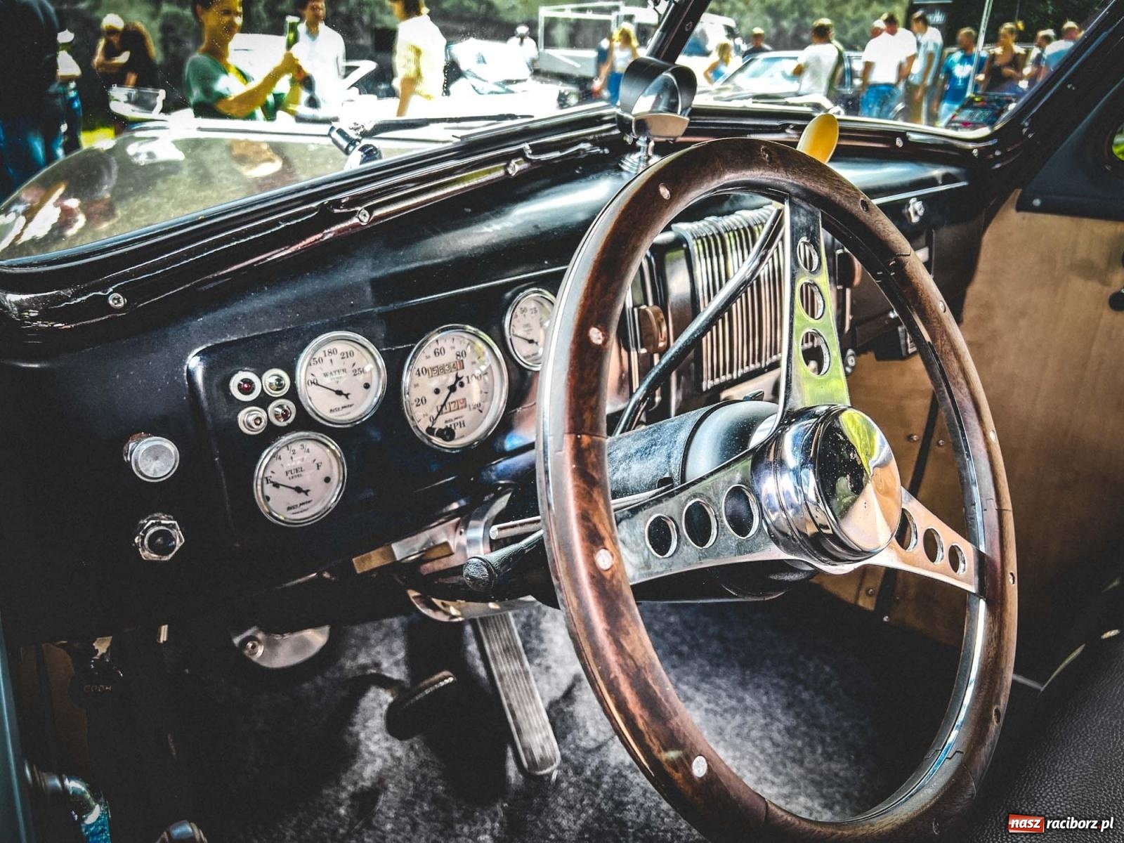 Zdjęcie w galerii na portalu naszraciborz.pl: Frekwencja przerosła najśmielsze oczekiwania - oldtimery zjechały do Sławikowa [FOTO i WIDEO] wiadomości z regionu