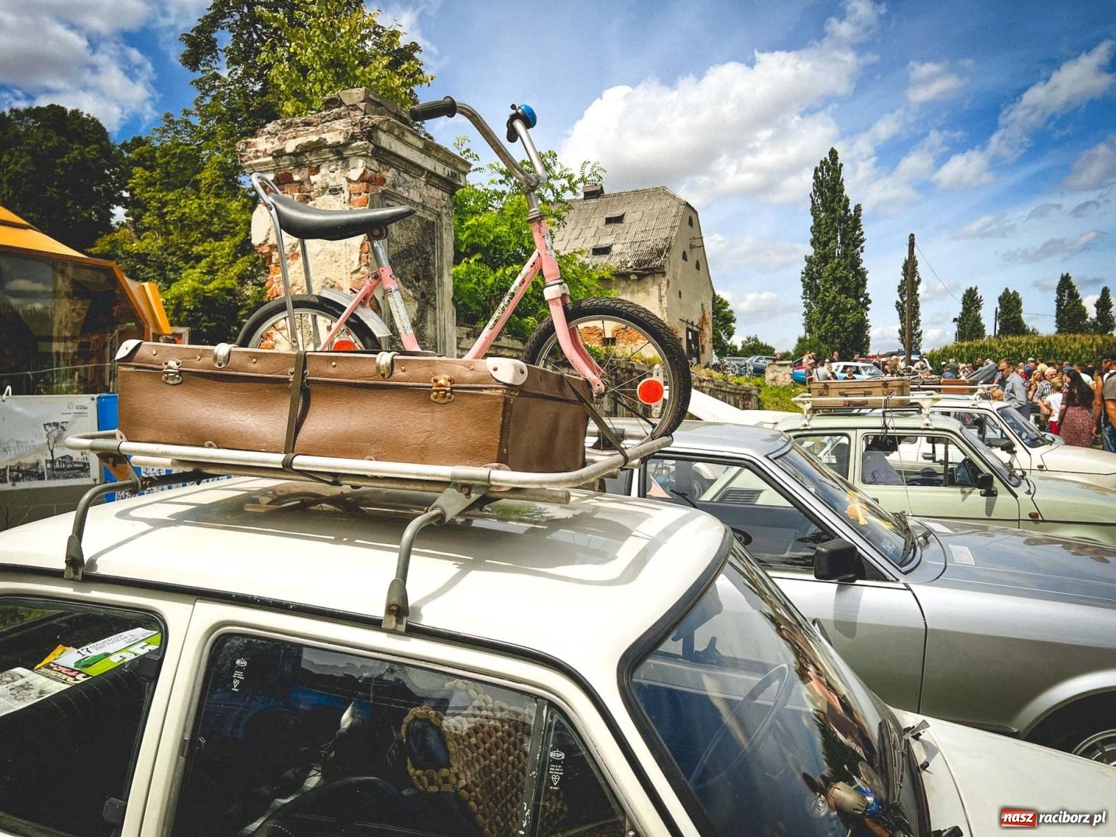 Zdjęcie w galerii na portalu naszraciborz.pl: Frekwencja przerosła najśmielsze oczekiwania - oldtimery zjechały do Sławikowa [FOTO i WIDEO] wiadomości z regionu