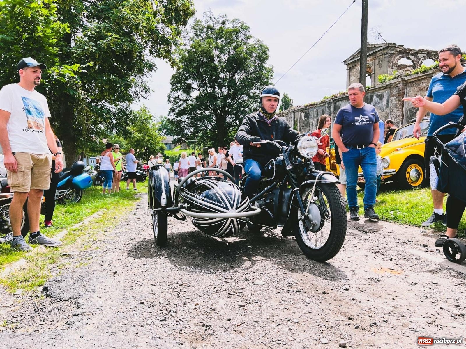 Zdjęcie w galerii na portalu naszraciborz.pl: Frekwencja przerosła najśmielsze oczekiwania - oldtimery zjechały do Sławikowa [FOTO i WIDEO] wiadomości z regionu