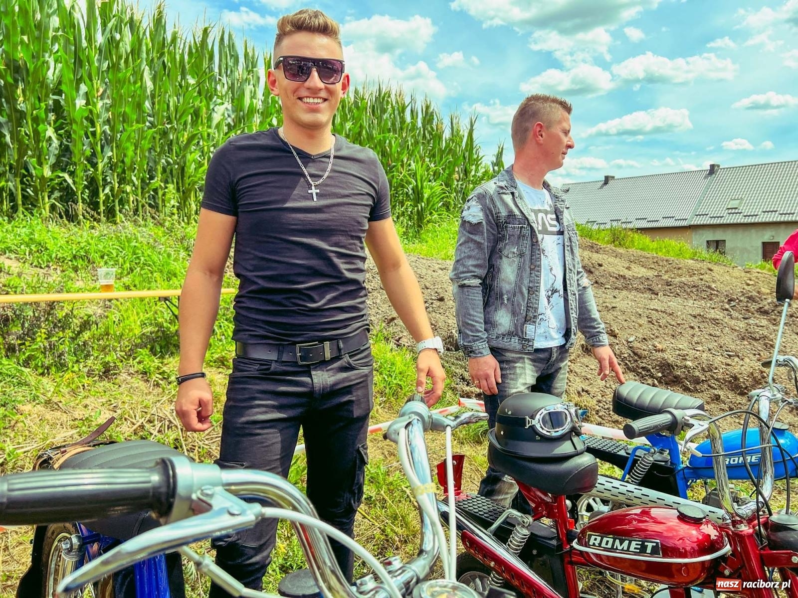 Zdjęcie w galerii na portalu naszraciborz.pl: Frekwencja przerosła najśmielsze oczekiwania - oldtimery zjechały do Sławikowa [FOTO i WIDEO] wiadomości z regionu