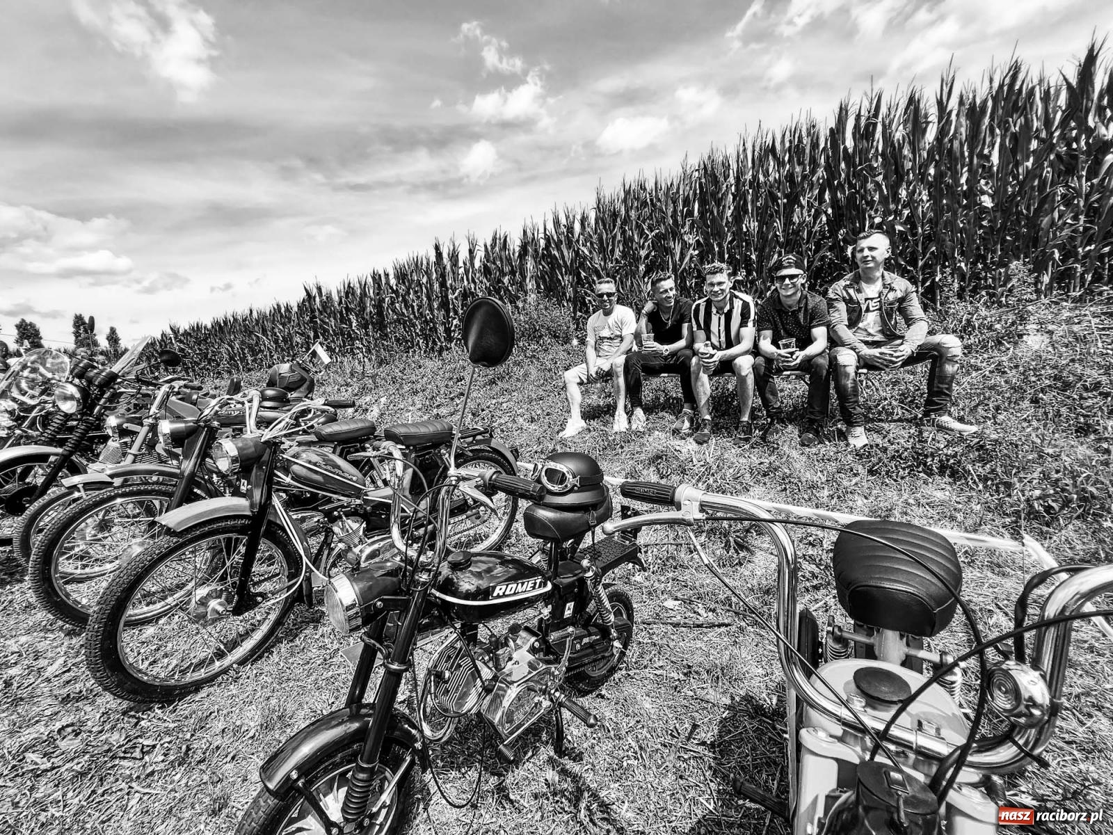 Zdjęcie w galerii na portalu naszraciborz.pl: Frekwencja przerosła najśmielsze oczekiwania - oldtimery zjechały do Sławikowa [FOTO i WIDEO] wiadomości z regionu