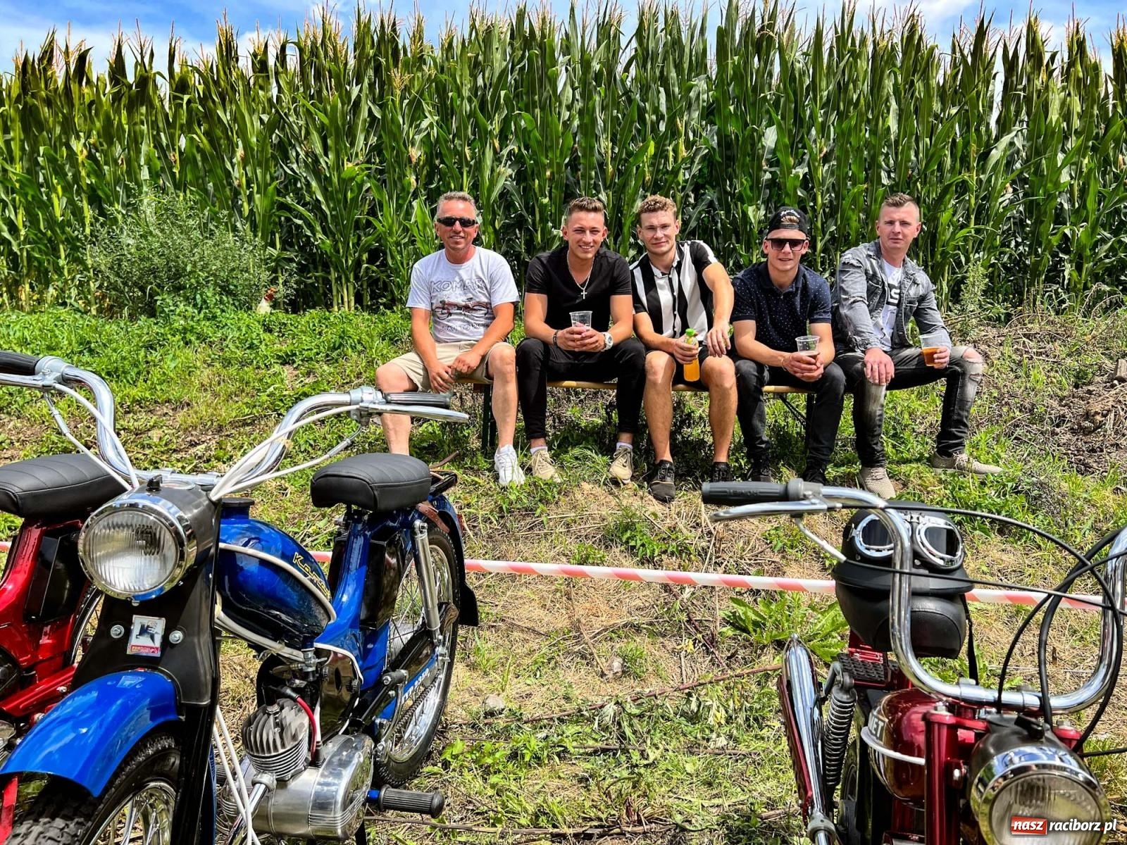 Zdjęcie w galerii na portalu naszraciborz.pl: Frekwencja przerosła najśmielsze oczekiwania - oldtimery zjechały do Sławikowa [FOTO i WIDEO] wiadomości z regionu