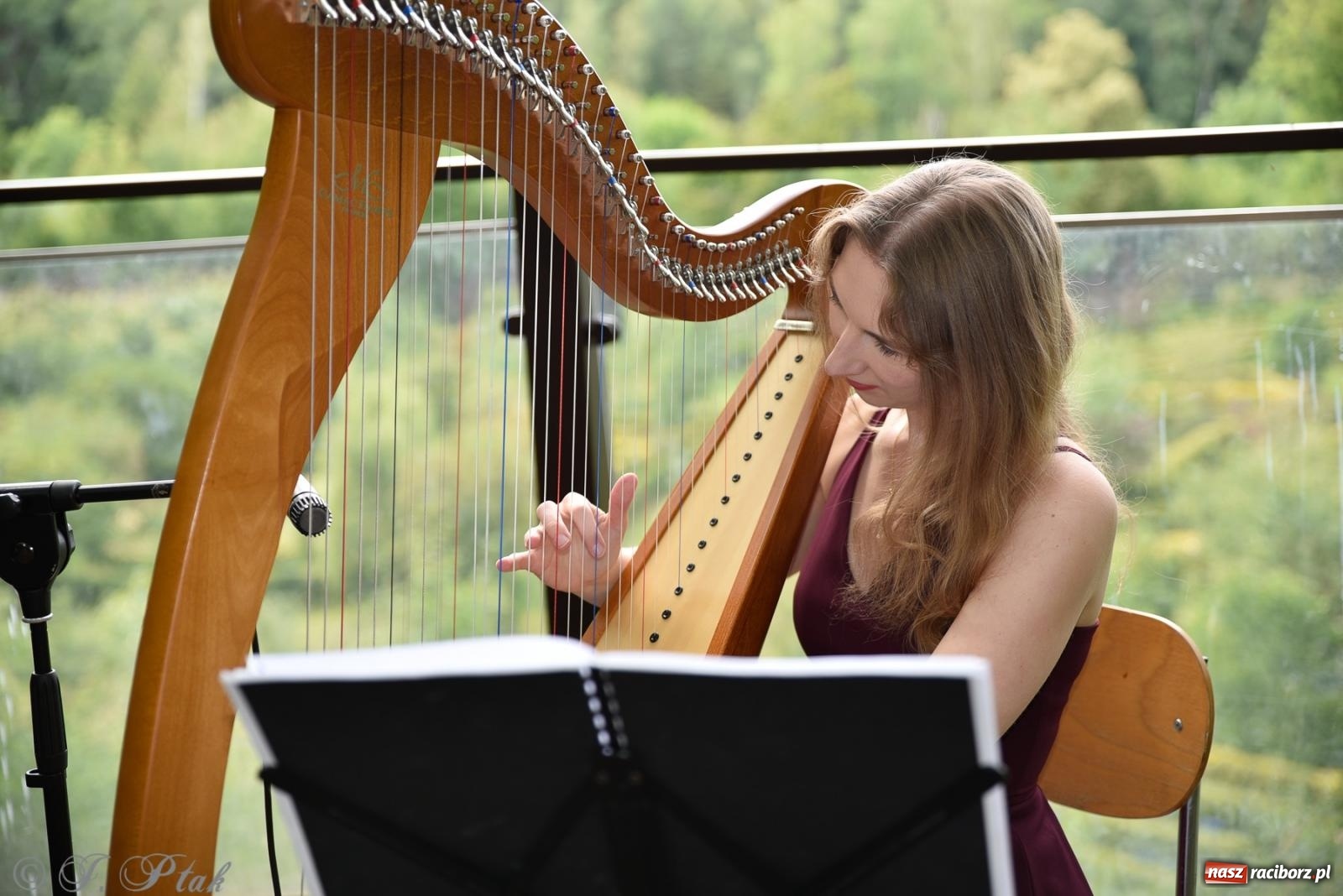 Zdjęcie w galerii na portalu naszraciborz.pl: Justyna Sasnal zaczarowała słuchaczy muzyką na harfie [FOTO i WIDEO] wiadomości z regionu