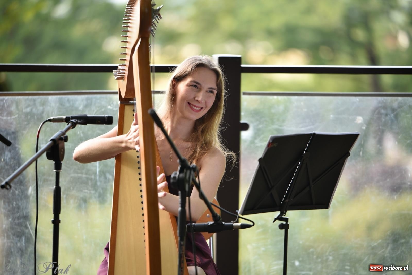 Zdjęcie w galerii na portalu naszraciborz.pl: Justyna Sasnal zaczarowała słuchaczy muzyką na harfie [FOTO i WIDEO] wiadomości z regionu