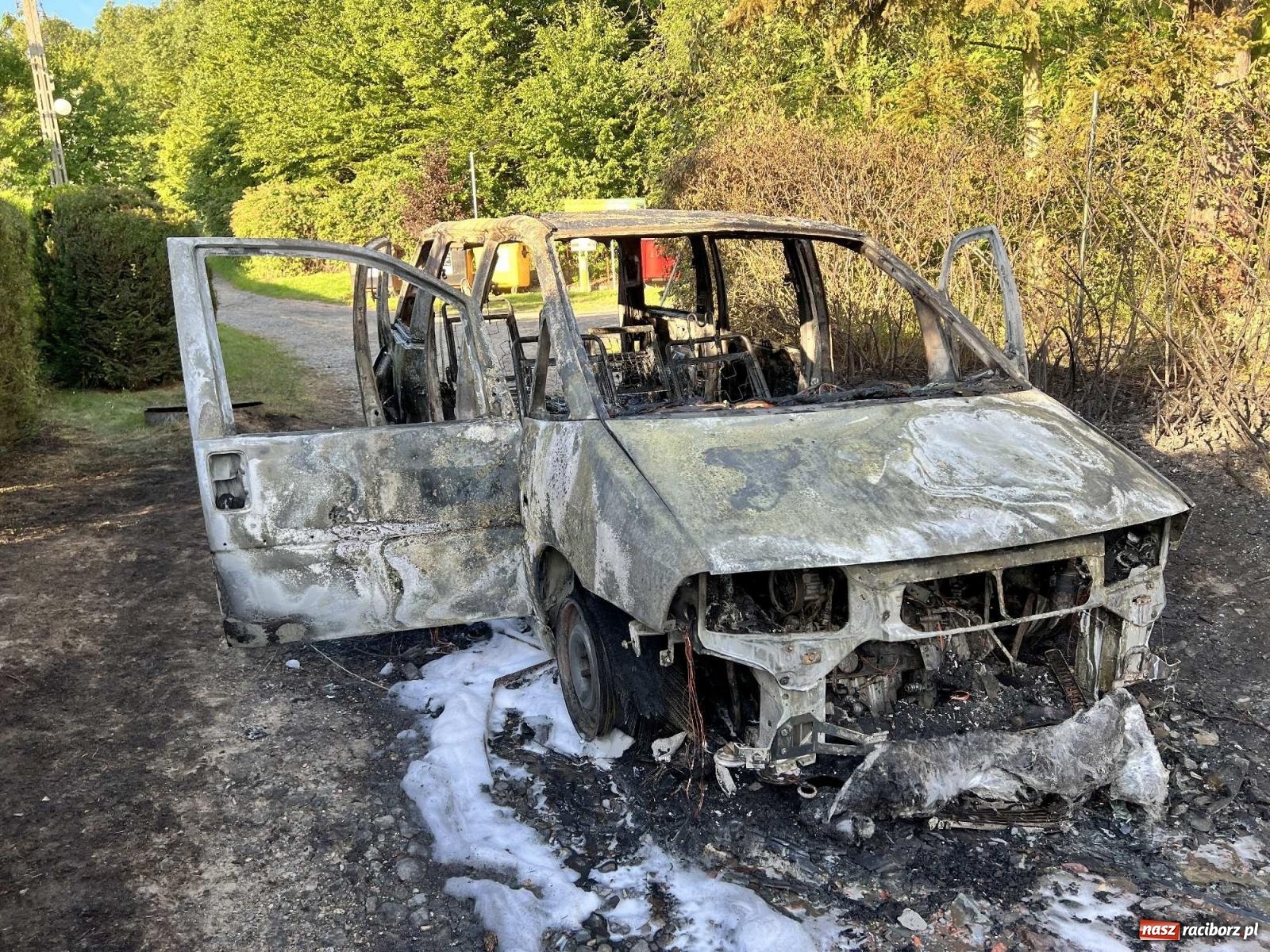 Zdjęcie w galerii na portalu naszraciborz.pl: Fiat doszczętnie spłonął na ogródkach przy Brzeskiej [FOTO] wiadomości z regionu