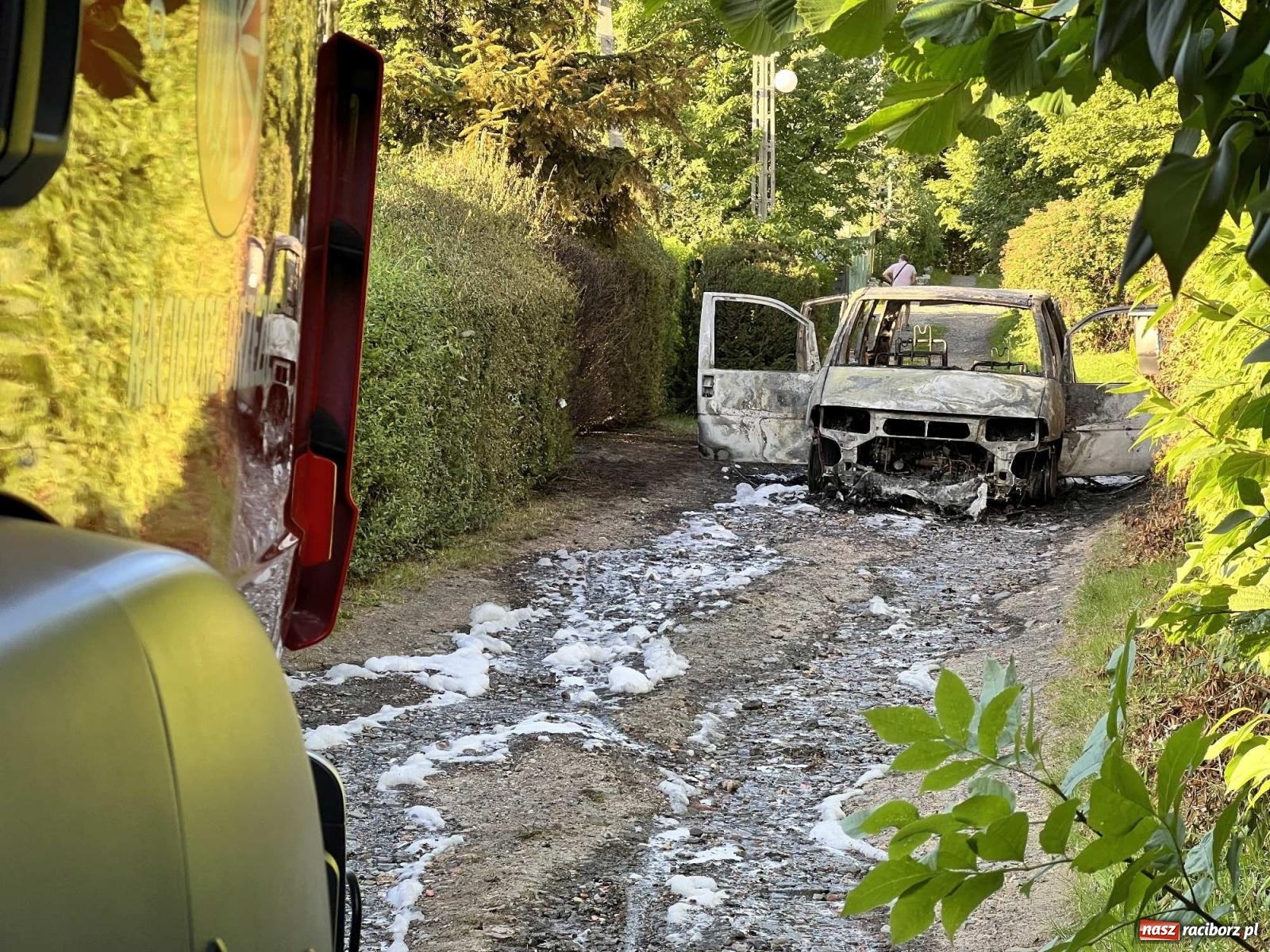 Zdjęcie w galerii na portalu naszraciborz.pl: Fiat doszczętnie spłonął na ogródkach przy Brzeskiej [FOTO] wiadomości z regionu