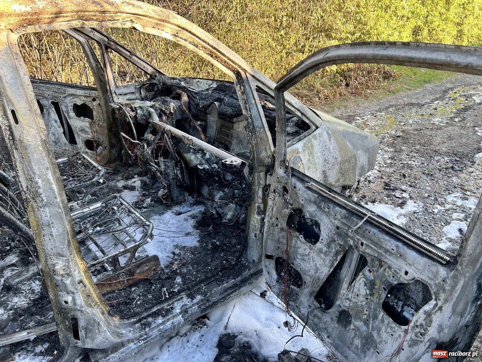 Zdjęcie w galerii na portalu naszraciborz.pl: Fiat doszczętnie spłonął na ogródkach przy Brzeskiej [FOTO] wiadomości z regionu