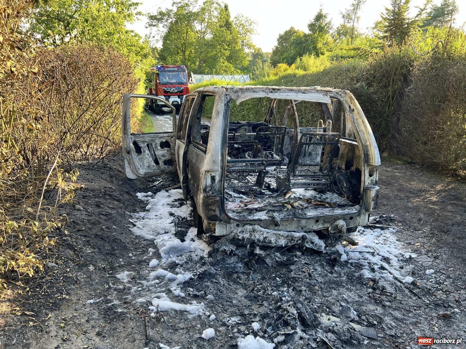 Zdjęcie w galerii na portalu naszraciborz.pl: Fiat doszczętnie spłonął na ogródkach przy Brzeskiej [FOTO] wiadomości z regionu
