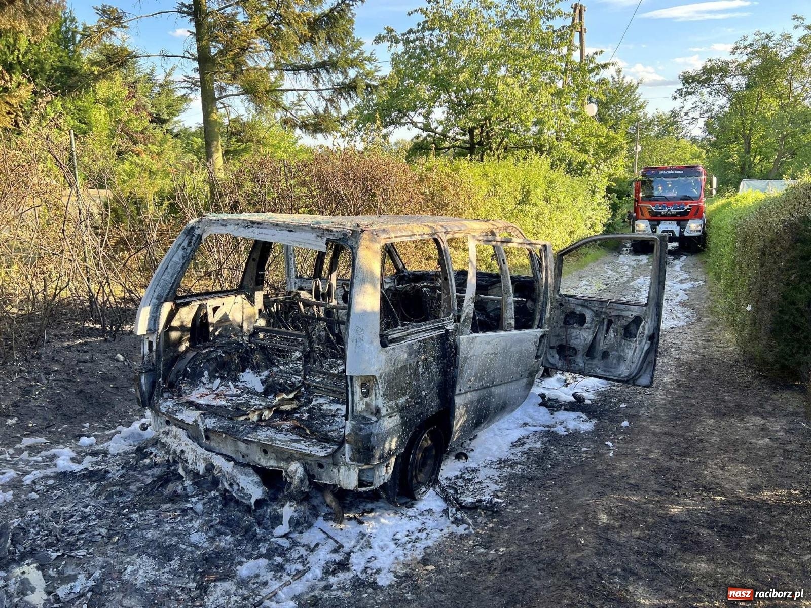 Zdjęcie w galerii na portalu naszraciborz.pl: Fiat doszczętnie spłonął na ogródkach przy Brzeskiej [FOTO] wiadomości z regionu
