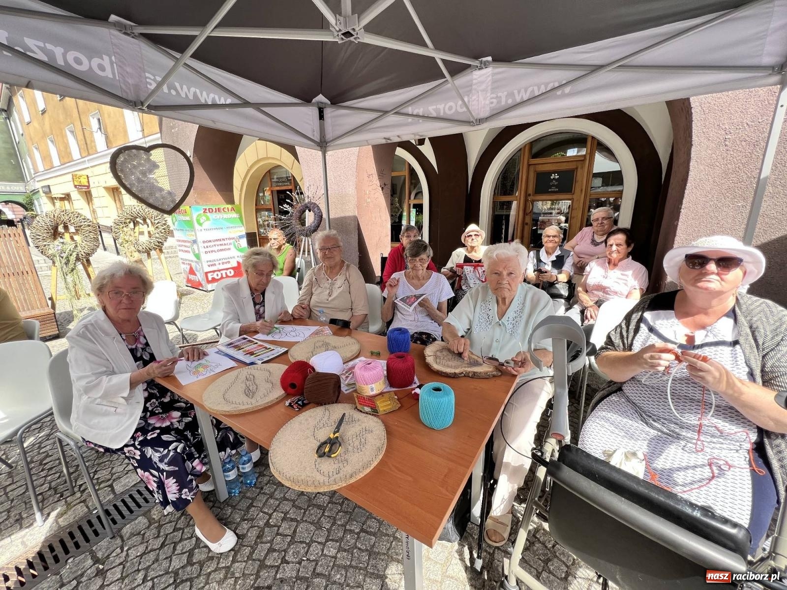 Zdjęcie w galerii na portalu naszraciborz.pl: Na Długiej pokazano prace seniorów z domu przy placu Wolności wiadomości z regionu