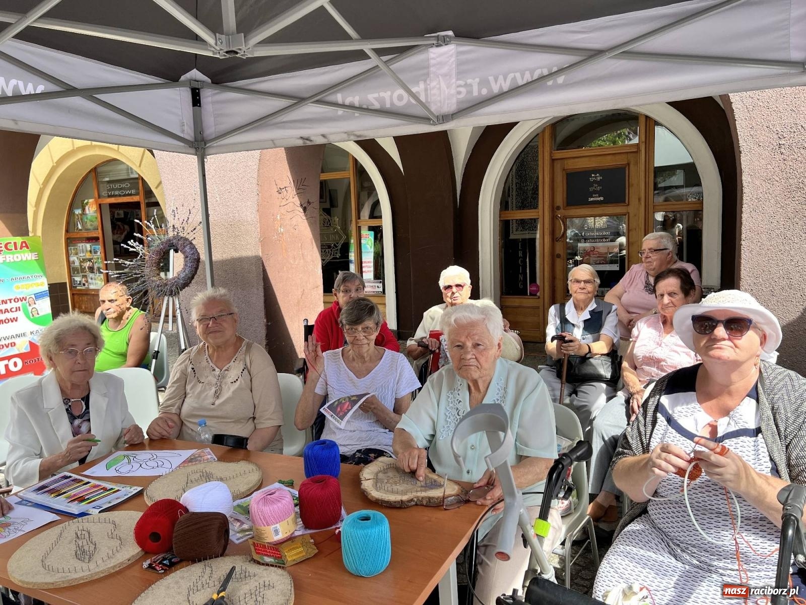 Zdjęcie w galerii na portalu naszraciborz.pl: Na Długiej pokazano prace seniorów z domu przy placu Wolności wiadomości z regionu