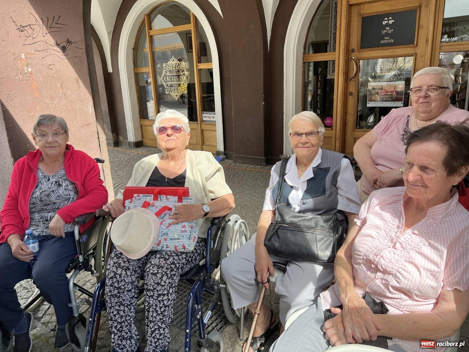 Zdjęcie w galerii na portalu naszraciborz.pl: Na Długiej pokazano prace seniorów z domu przy placu Wolności wiadomości z regionu