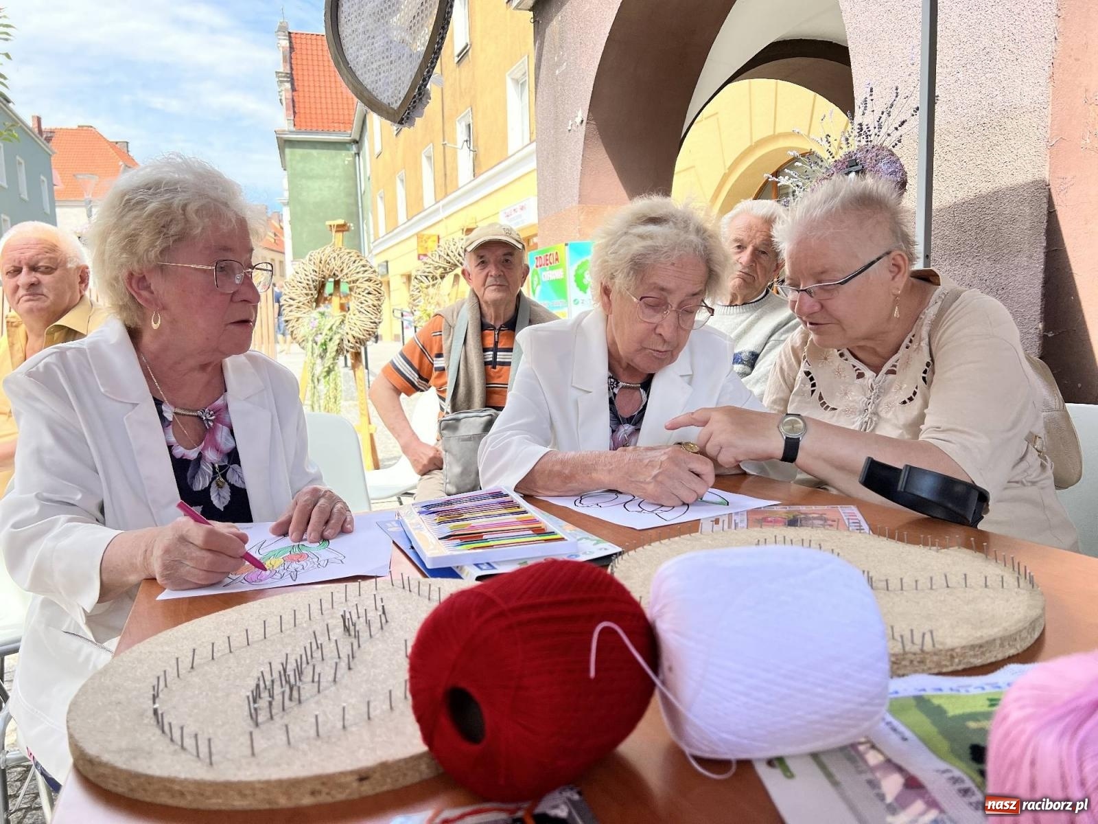 Zdjęcie w galerii na portalu naszraciborz.pl: Na Długiej pokazano prace seniorów z domu przy placu Wolności wiadomości z regionu