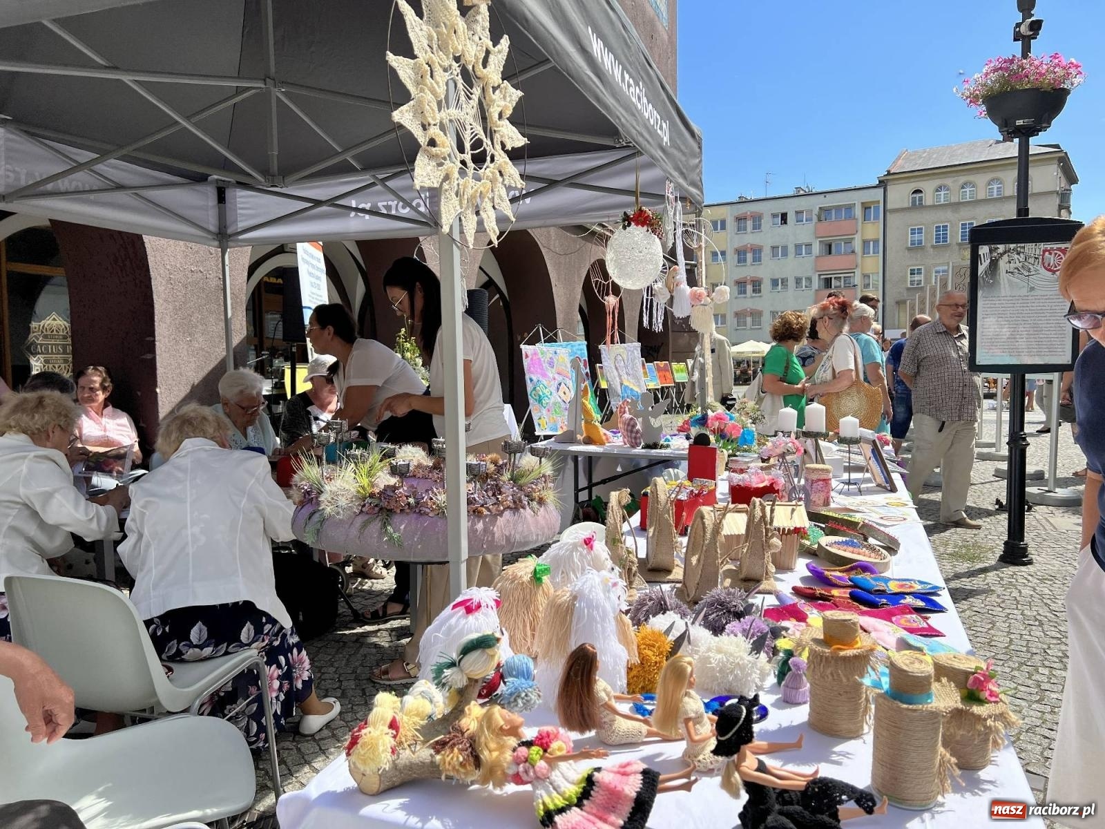 Zdjęcie w galerii na portalu naszraciborz.pl: Na Długiej pokazano prace seniorów z domu przy placu Wolności wiadomości z regionu