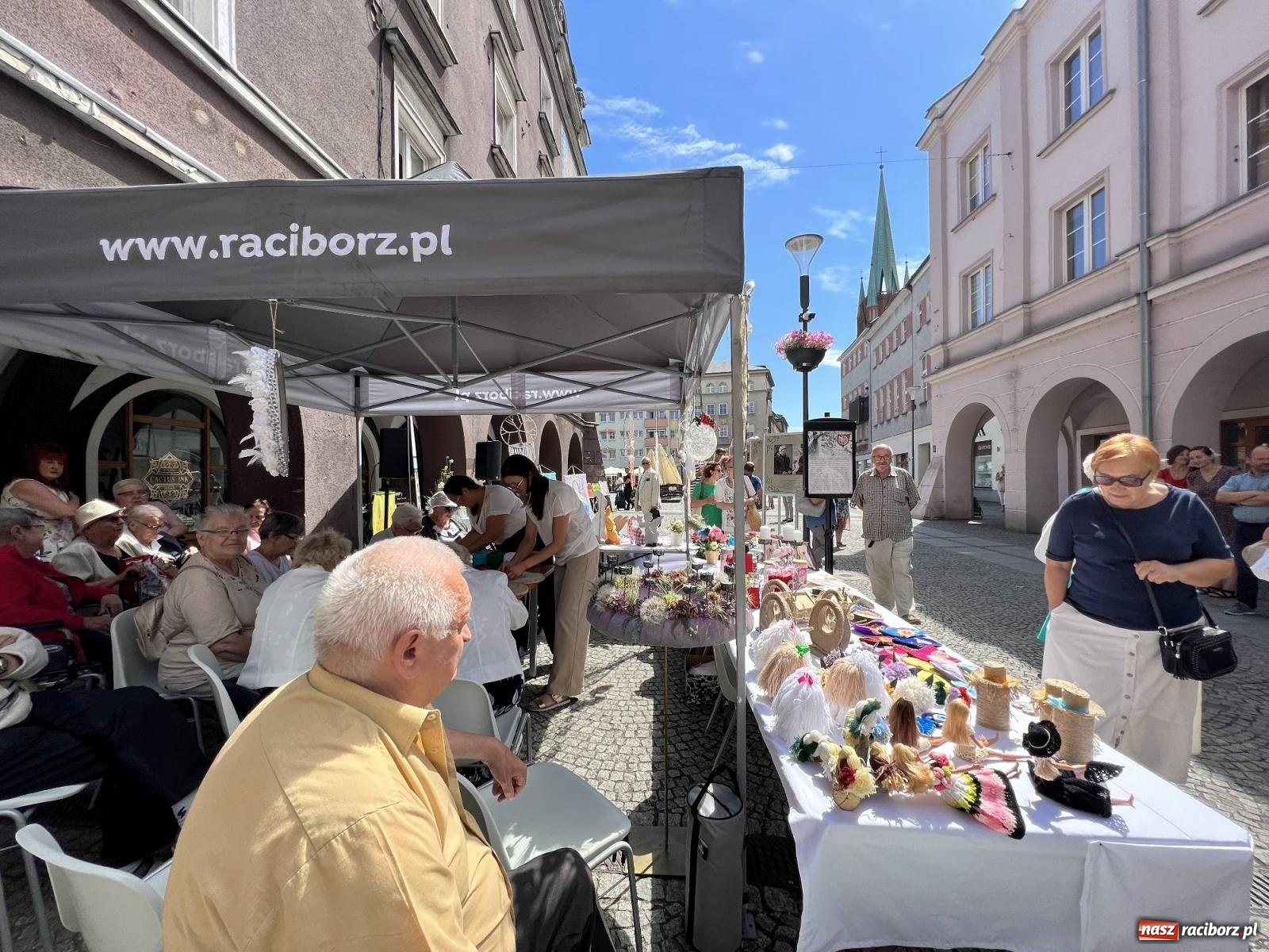 Zdjęcie w galerii na portalu naszraciborz.pl: Na Długiej pokazano prace seniorów z domu przy placu Wolności wiadomości z regionu
