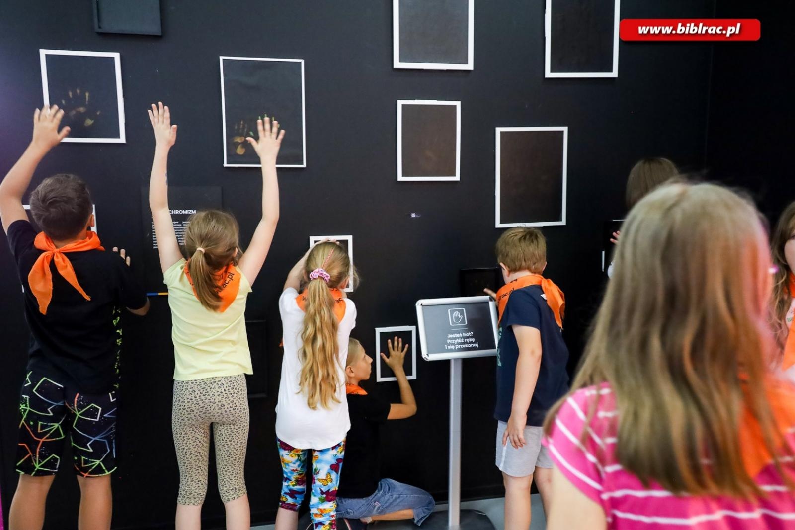 Zdjęcie w galerii na portalu naszraciborz.pl: 3 tydzień lata z biblioteką - baśnie ukraińskie i muzeum koloru wiadomości z regionu