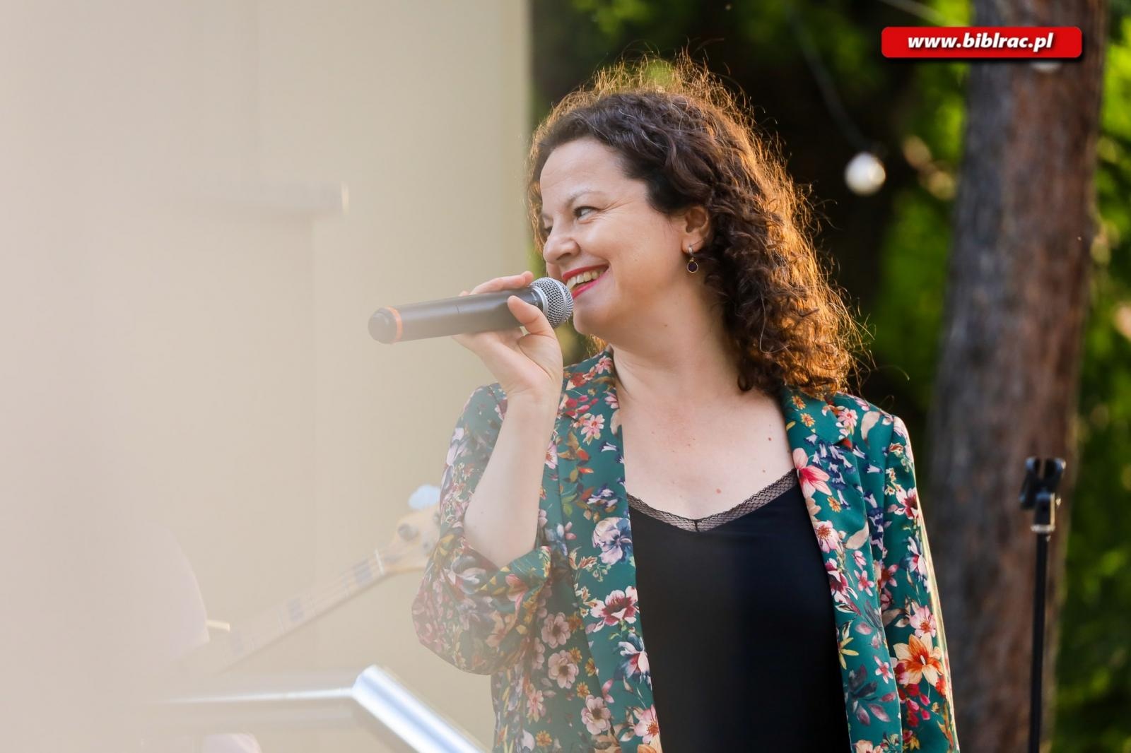 Zdjęcie w galerii na portalu naszraciborz.pl: Na schodach biblioteki jak pod niebem Paryża wiadomości z regionu