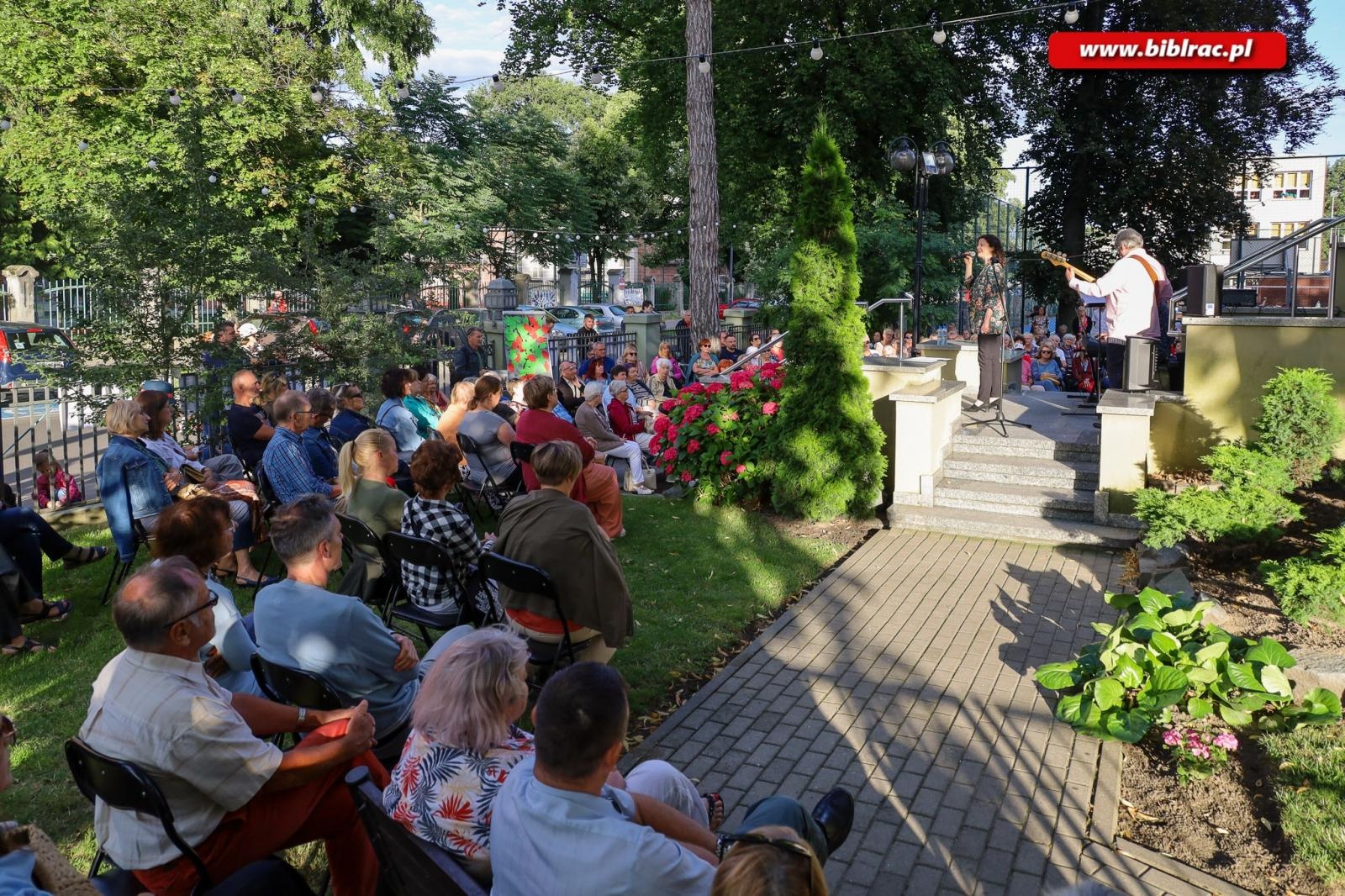 Zdjęcie w galerii na portalu naszraciborz.pl: Na schodach biblioteki jak pod niebem Paryża wiadomości z regionu