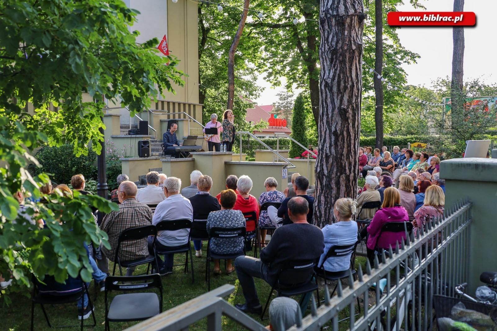 Zdjęcie w galerii na portalu naszraciborz.pl: Na schodach biblioteki jak pod niebem Paryża wiadomości z regionu