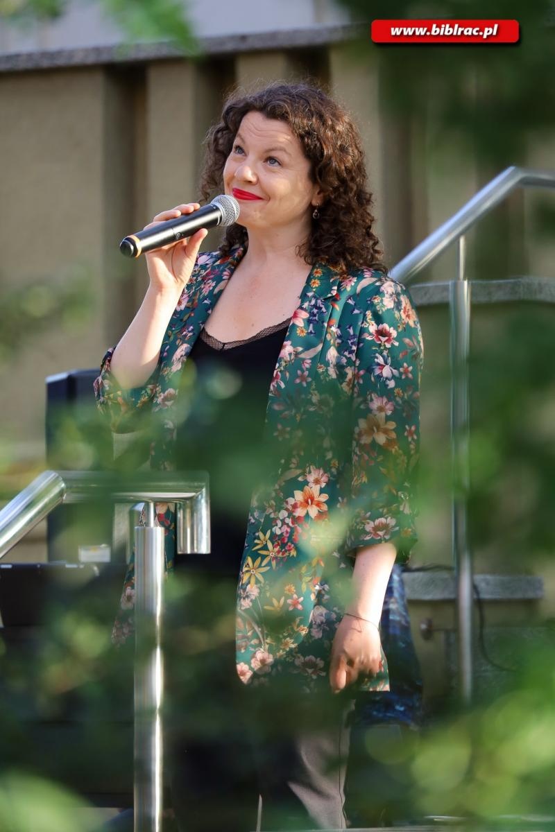 Zdjęcie w galerii na portalu naszraciborz.pl: Na schodach biblioteki jak pod niebem Paryża wiadomości z regionu