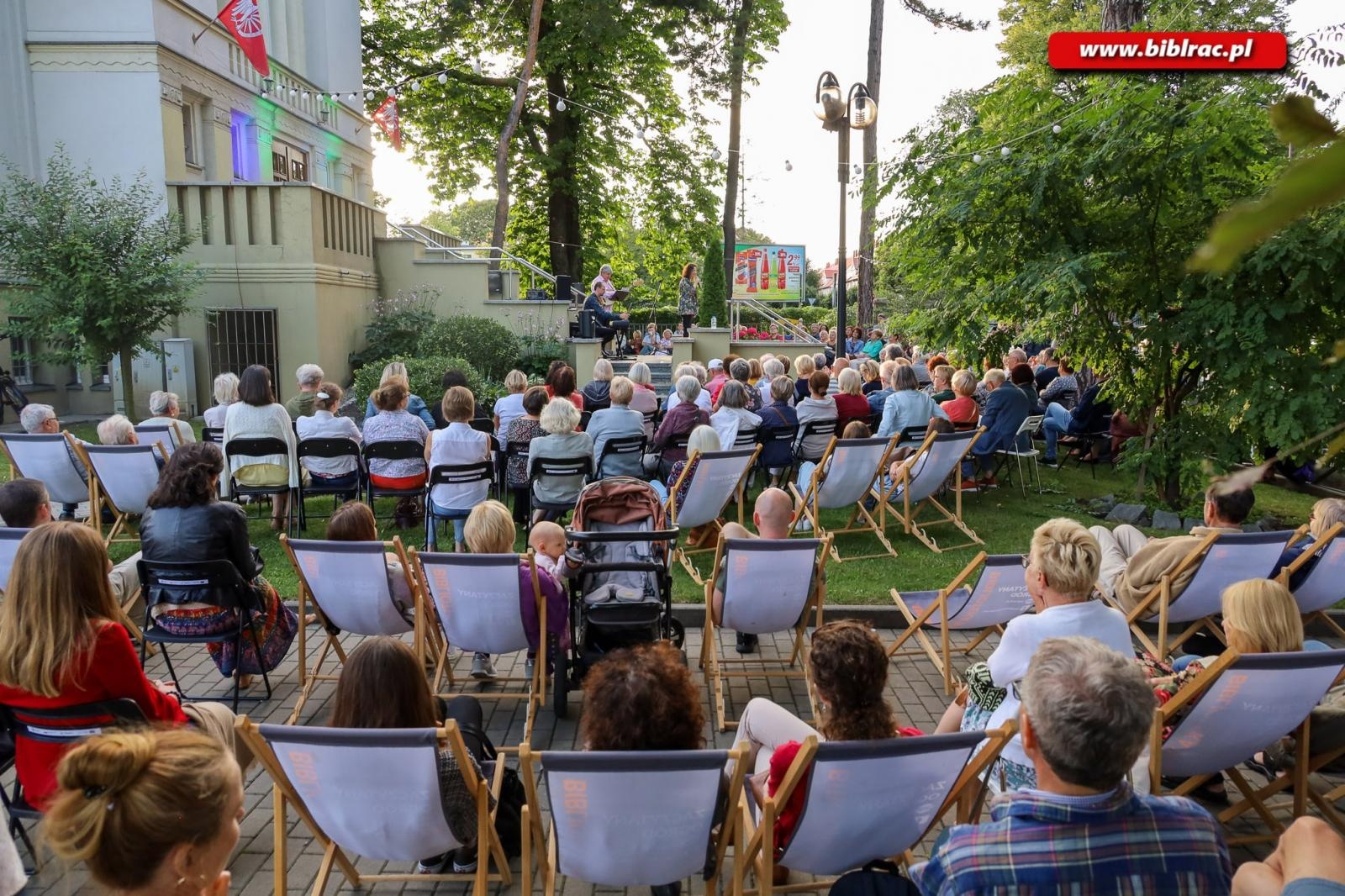 Zdjęcie w galerii na portalu naszraciborz.pl: Na schodach biblioteki jak pod niebem Paryża wiadomości z regionu
