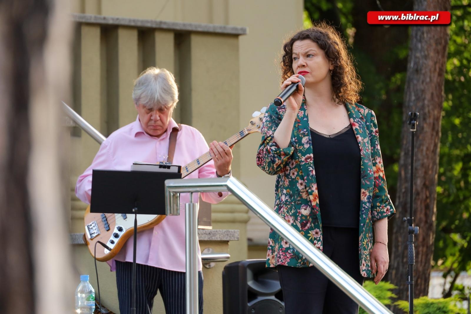Zdjęcie w galerii na portalu naszraciborz.pl: Na schodach biblioteki jak pod niebem Paryża wiadomości z regionu