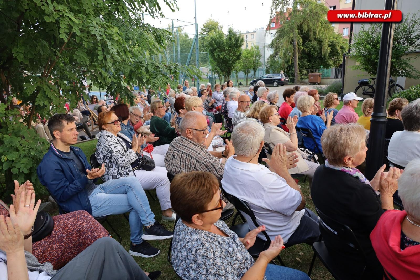 Zdjęcie w galerii na portalu naszraciborz.pl: Na schodach biblioteki jak pod niebem Paryża wiadomości z regionu