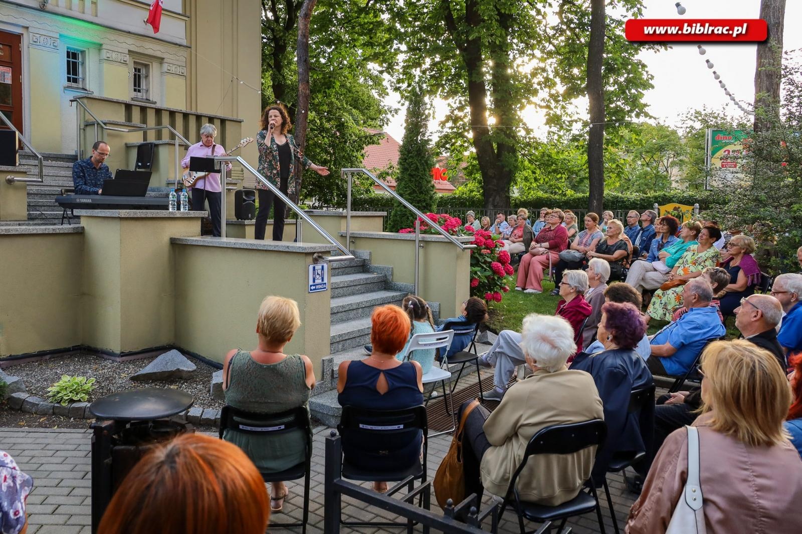 Zdjęcie w galerii na portalu naszraciborz.pl: Na schodach biblioteki jak pod niebem Paryża wiadomości z regionu