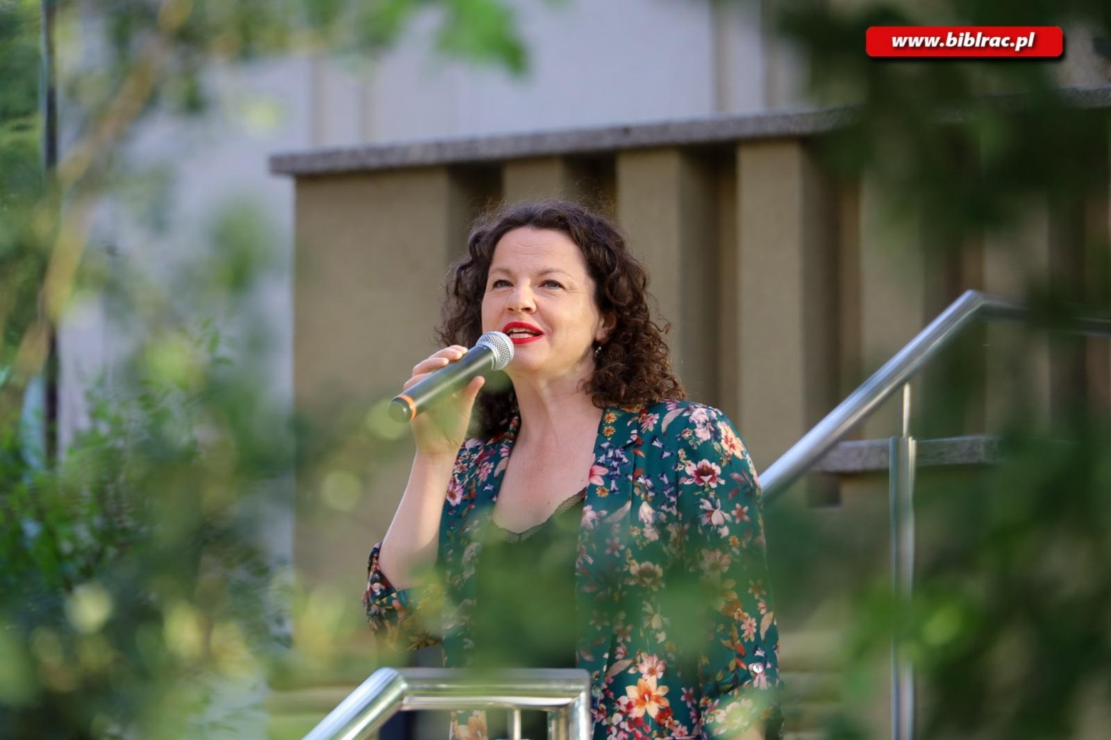 Zdjęcie w galerii na portalu naszraciborz.pl: Na schodach biblioteki jak pod niebem Paryża wiadomości z regionu
