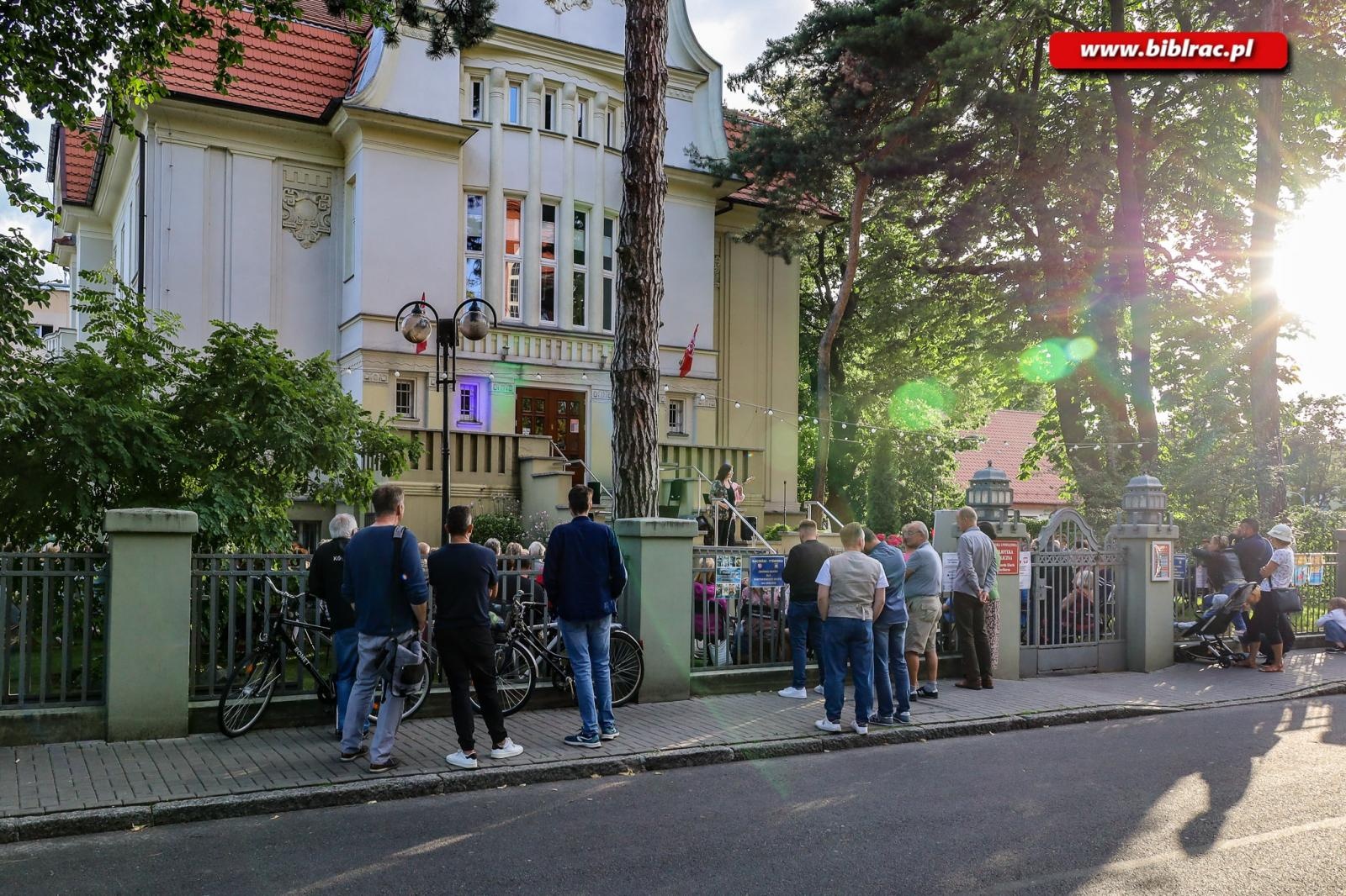 Zdjęcie w galerii na portalu naszraciborz.pl: Na schodach biblioteki jak pod niebem Paryża wiadomości z regionu