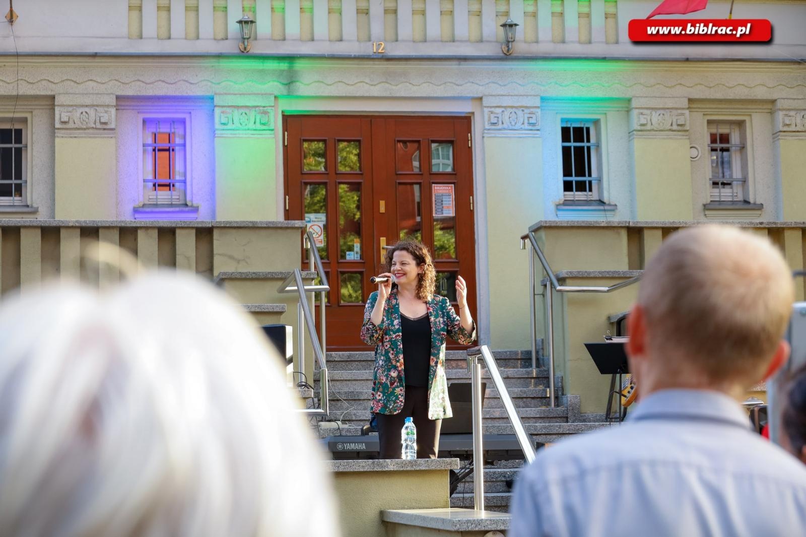 Zdjęcie w galerii na portalu naszraciborz.pl: Na schodach biblioteki jak pod niebem Paryża wiadomości z regionu