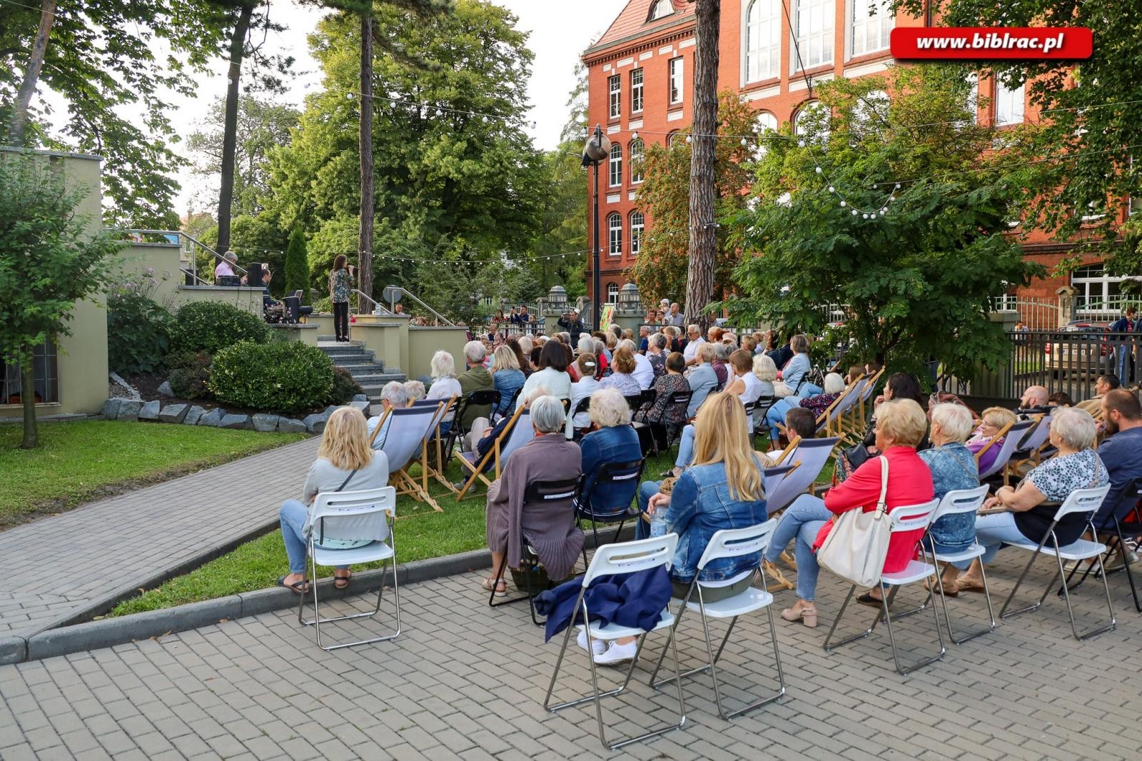 Zdjęcie w galerii na portalu naszraciborz.pl: Na schodach biblioteki jak pod niebem Paryża wiadomości z regionu