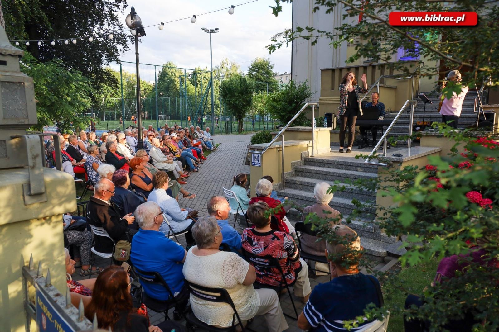Zdjęcie w galerii na portalu naszraciborz.pl: Na schodach biblioteki jak pod niebem Paryża wiadomości z regionu
