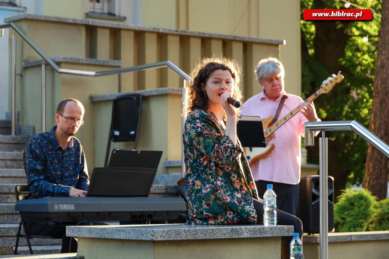 Zdjęcie w galerii na portalu naszraciborz.pl: Na schodach biblioteki jak pod niebem Paryża wiadomości z regionu