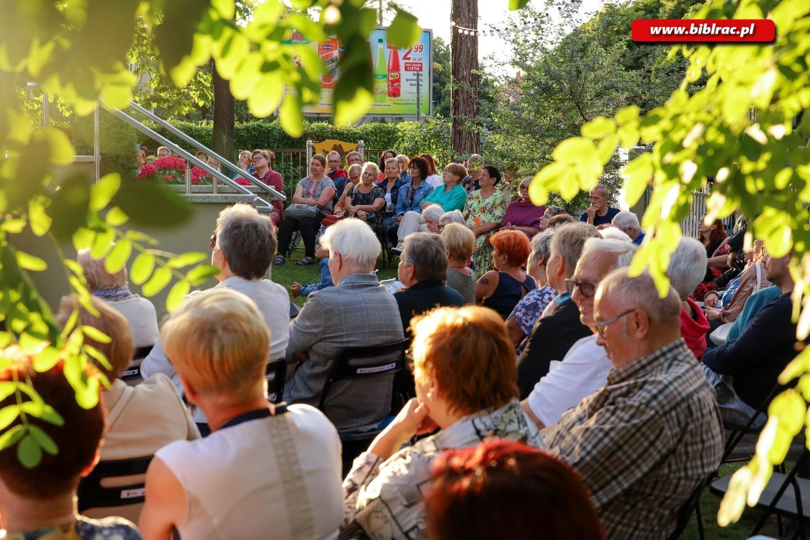 Zdjęcie w galerii na portalu naszraciborz.pl: Na schodach biblioteki jak pod niebem Paryża wiadomości z regionu