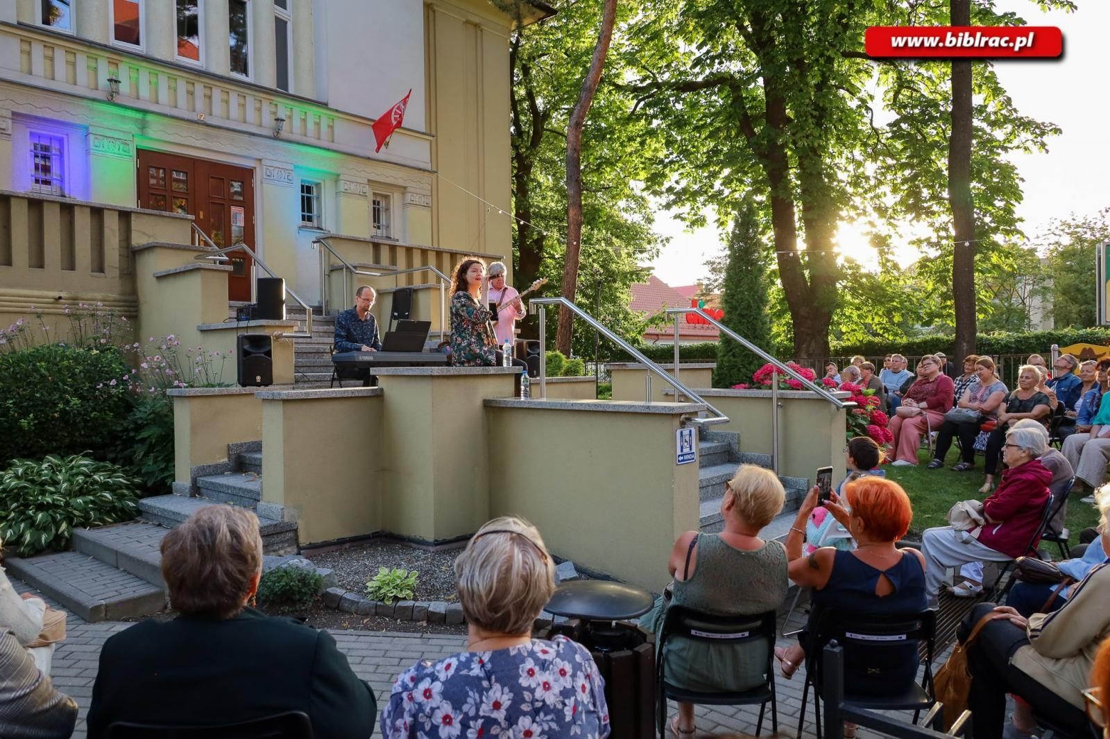 Zdjęcie w galerii na portalu naszraciborz.pl: Na schodach biblioteki jak pod niebem Paryża wiadomości z regionu
