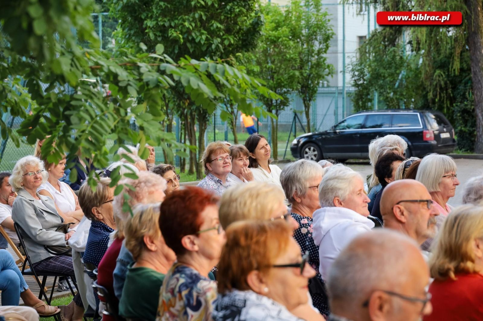 Zdjęcie w galerii na portalu naszraciborz.pl: Na schodach biblioteki jak pod niebem Paryża wiadomości z regionu